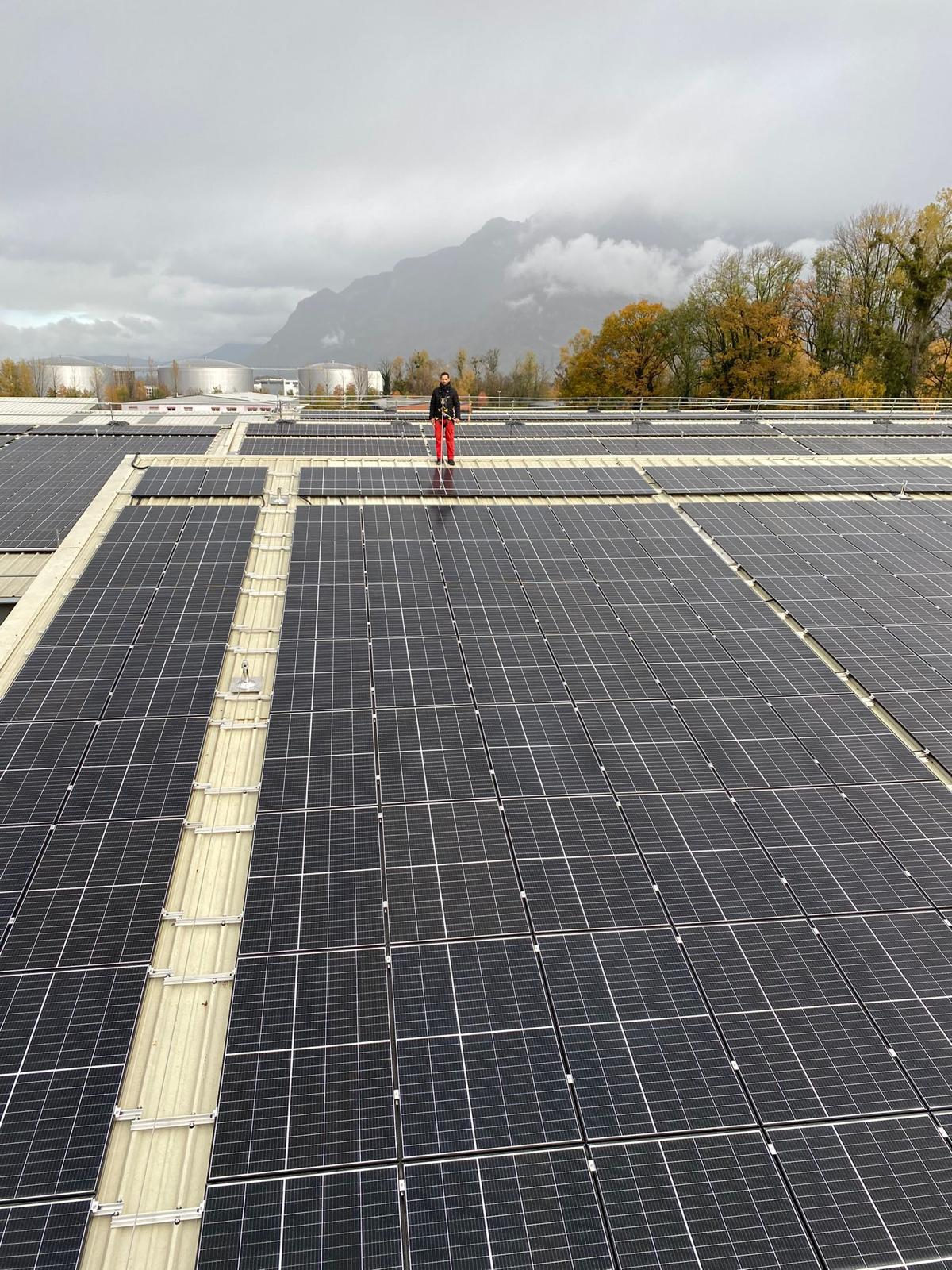 Instalação solar em obra no Norte