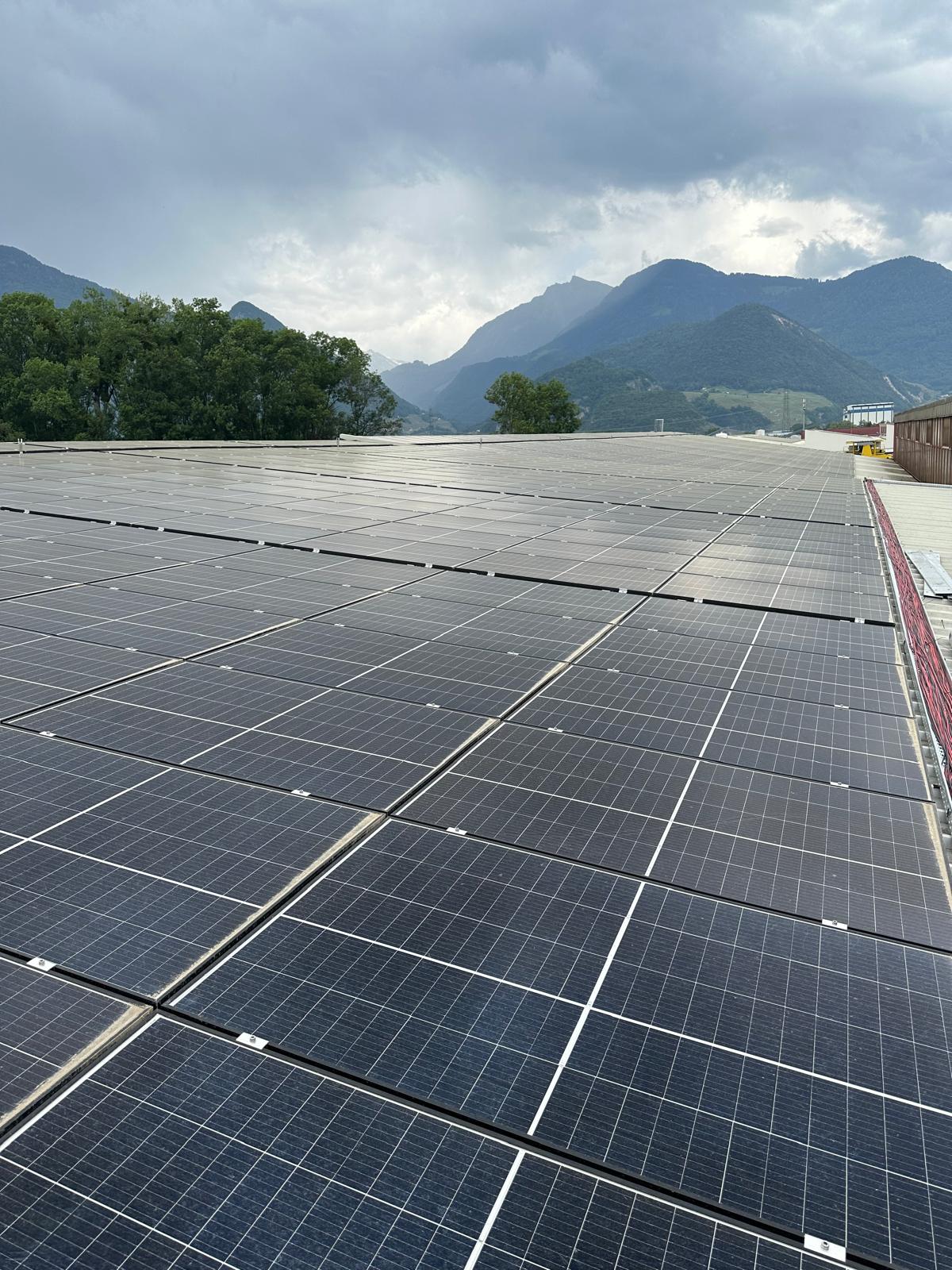 Painéis solares em cobertura industrial